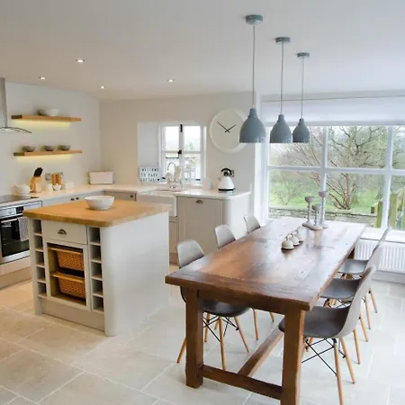3 Bed In Oc-b33652 * Barbon